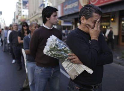 Un hombre llora mientras hace cola para rendir homenaje a Raúl Alfonsín en el Senado argentino.