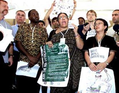 Dirigentes antiglobalización, entre ellos José Bové (izquierda), protestan ante la cumbre de la OMC.