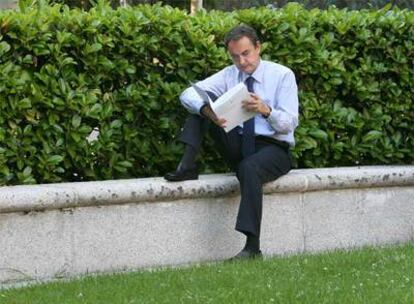 El presidente del Gobierno, en los jardines del palacio de la Moncloa, el pasado jueves.