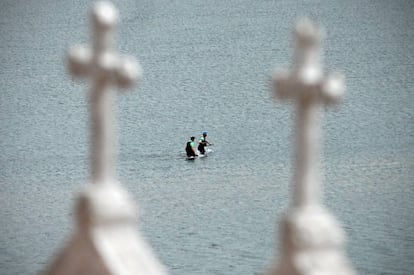 Dos mariscadores furtivos en la ría de Ferrol en 2014.