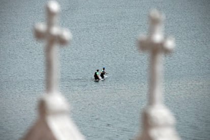 Dos mariscadores furtivos en la r&iacute;a de Ferrol en 2014.