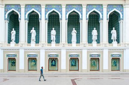 Fachada del Museo de la Literatura de Bakú (Azerbaiyán).