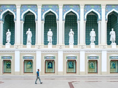 Fachada del Museo de la Literatura de Bakú (Azerbaiyán).