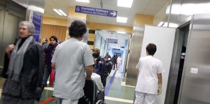 Pacientes en uno de los pasillos del Hospital de Cruces.