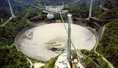 Vista aérea del plato del radiotelescopio de Arecibo