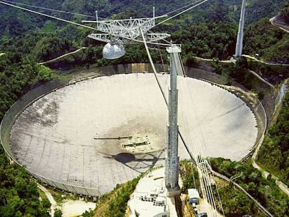 Vista aérea del plato del radiotelescopio de Arecibo