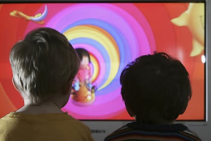 Dos niños viendo un programa de televisión infantil