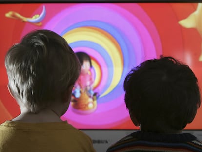 Dos niños viendo un programa de televisión infantil