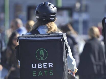 Dos repartidores de Uber Eats.