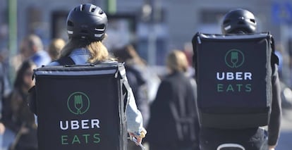 Dos repartidores de Uber Eats.