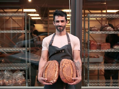 El panadero y pastelero Nuño García con dos hogazas de su Clan Obrador, en Madrid, en mayo de 2022.