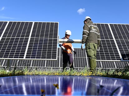 Dos técnicos de Iberdrola en la planta fotovoltáica de la empresa en San Luis Potosí (México).