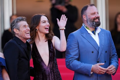 Willem Dafoe, from left, Emma Stone, and director Yorgos Lanthimos pose for photographers upon arrival at the premiere of the film 'Kinds of Kindness'