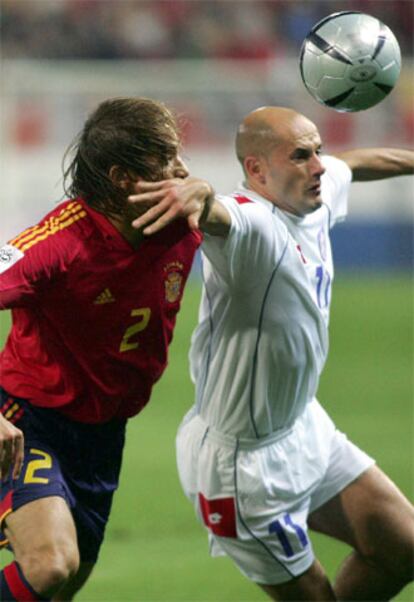 P. Djordjevic intenta frenar a Salgado en lucha por el balón.