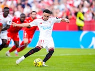 Vargas ejecuta el penalti que le dio el triunfo al Sevilla ante Osasuna.