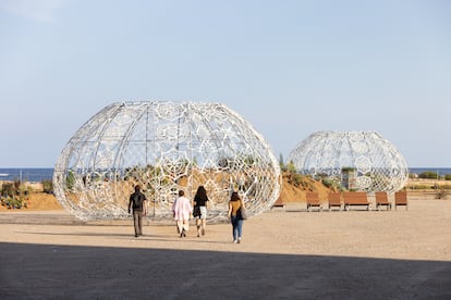 Intervención de Choi +Shine Architects en el exterior del complejo industrial de las Tres Chimeneas de Sant Adrià del Besòs, en la bienal nómada Manifesta que se celebra en Barcelona.