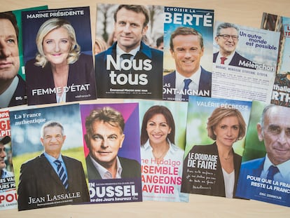 Carteles electorales de los 12 candidatos que concurrían este domingo a las elecciones en Francia.