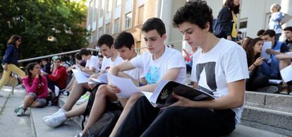 Alumnos durante la EBAU de 2017 en Madrid.