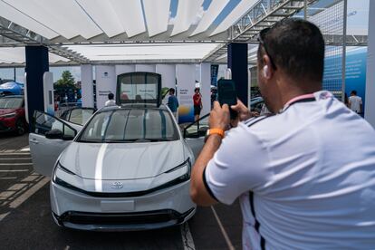 El nuevo Toyota Prius junto con una publicidad de Tesla