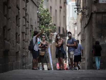 Unos turistas en la calle del Bisbe del barrio Gótico de Barcelona, este martes.