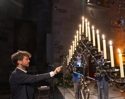 Jorge Losana enciende las velas del tenebrario en la iglesia del Carme durante el concierto ofrecido por Cantoría el pasado 7 de abril en el Festival Castell de Perelada.