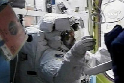 El astronauta Mike Fossum espera en la escotilla del módulo Qwest de la Estación Espacial Internacional. Todo está preparado para la segunda caminata espacial de esta misión.