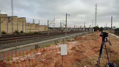 Vías del tren donde se localizó el cadáver de Álvaro Prieto, en la zona de talleres de la estación de Santa Justa, en Sevilla.