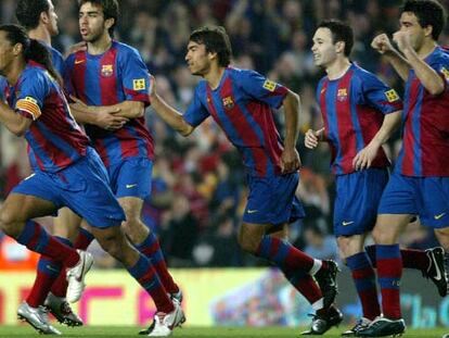 Ronaldinho festeja su gol al Getafe, en presencia de Belletti, Oleguer, Gio, Iniesta y Deco.
