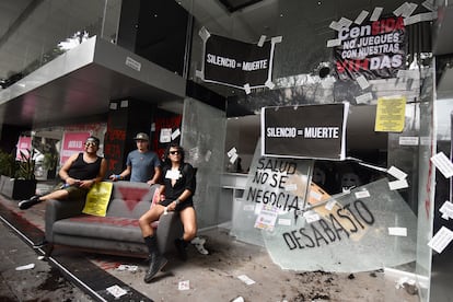Activistas de VIHve libre protestan en Ciudad de México por el desabasto de medicinas.