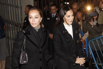 Isabel Preysler y su hija, Tamara Falcó, a su llegada a la basílica madrileña donde se ofició la misa.