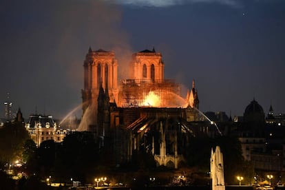 Trabalho de combate ao incêndio que destruiu o teto da catedral de Notre-Dame em abril.