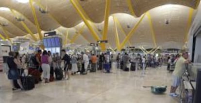 El aeropuerto de Barajas genera 15.178 millones de euros de Valor Añadido Bruto (VAB) anual y 305.000 puestos de trabajo en el conjunto del país. EFE/Archivo