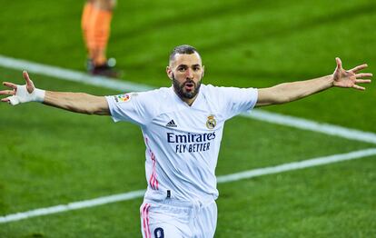 Benzema celebra su gol ante el Eibar en Ipurua este domingo.