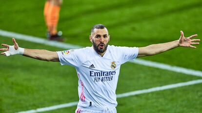 Benzema celebra su gol ante el Eibar en Ipurua este domingo.