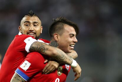 El volante chileno Arturo Vidal celebra con Eduardo Vargas el gol de la victoria 3-4 contra Perú, el segundo en la noche del delantero. Chile derrotó como visitante a los incas en un partido que controló la mayor parte del tiempo, pese a que los peruanos estuvieron ganando 2-1 antes de que terminara el primer tiempo.