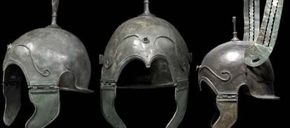 Tres de los cascos que se han vendido en una sala de subastas alemana.