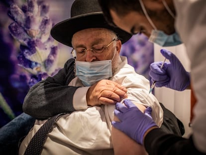 Un israelí recibe la cuarta dosis de la vacuna de Pfizer en Jerusalén.