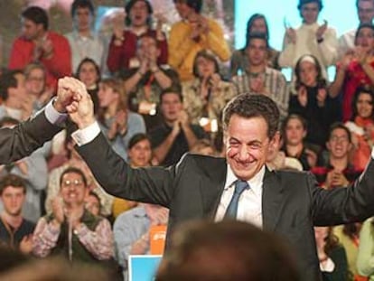 Sarkozy, aclamado en la convención del PP celebrada en 2006, entre sus amigos políticos españoles: Mariano Rajoy y, sobre todo, José María Aznar.