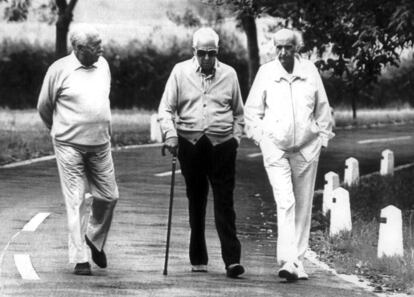 La historia de la bioquímica española en una fotografía. Durante el quinto seminario de los cursos de verano de La Granda en 1986, Francisco Grande Govián, Severo Ochoa y Santiago Grisolía aprovechan un descanso en las conferencias para pasear. Los tres desarrollaron su carrera en Estados Unidos. 