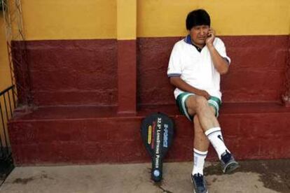 Evo Morales escucha los mensajes en su móvil, el viernes pasado, después de jugar un partido de <i>paddle.</i>