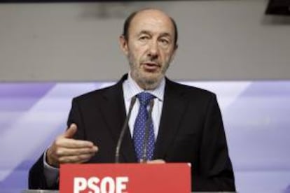 El secretario general del PSOE, Alfredo Pérez Rubalcaba, va a llevar a cabo hoy una visita a Berlín para intercambiar impresiones sobre la situación económica de la eurozona con representantes del Partido Socialdemócrata (SPD), principal fuerza de la oposición a la canciller, Angela Merkel. EFE/Archivo