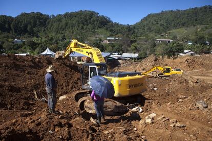 Familiares de desaparecidos en La Pintada (Atoyac de &Aacute;lvarez) dirigen los trabajos de recuperaci&oacute;n orientando a los operarios sobre el lugar donde pudieron quedar sepultados los cuerpos.