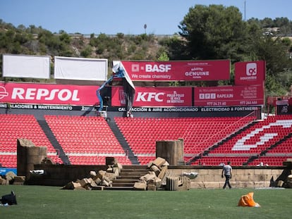 Preparativos para la ceremonia de inuguración en el estadio del Nàstic.