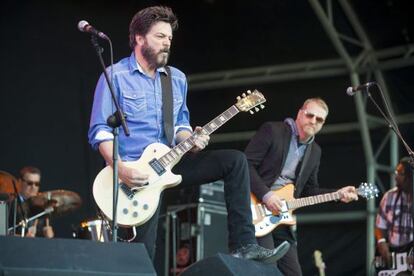 El guitarrista de Cracker, Johnny Hickman, a la izquierda, y David Lowery, durante su actuación en el Azkena Rock Festival de Vitoria.