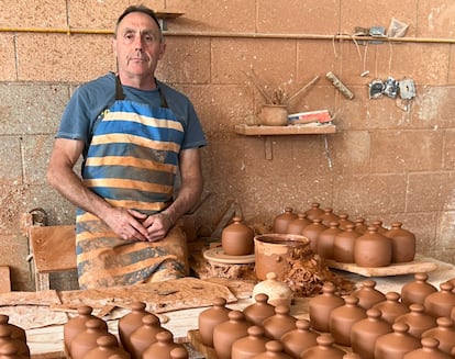 Alfonso Soro en su taller de alfarería situado en Fuentes del Ebro, Zaragoza