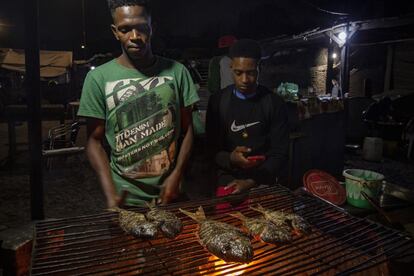 Seydi Fodé prepara unas doradas a la brasa en la playa de Fann Hock, en Dakar. Esta cena es una propuesta muy demandada por familias y grupos de jóvenes los fines de semana.