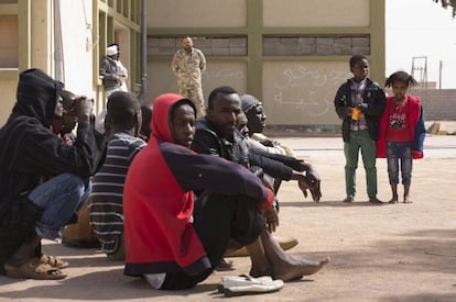 Dos niños de Niger en el centro de internamiento para extranjeros en Misrata.