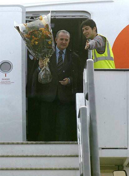 El pasajero 50 millones del aeropuerto de Barajas, Juan José Álvarez Folgueras, recibe un ramo de flores.