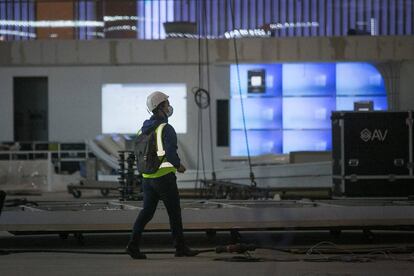 Un operario en los preparativos del Mobile World Congress, antes de su cancelación.