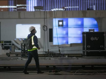 Un operario en los preparativos del Mobile World Congress, antes de su cancelación.